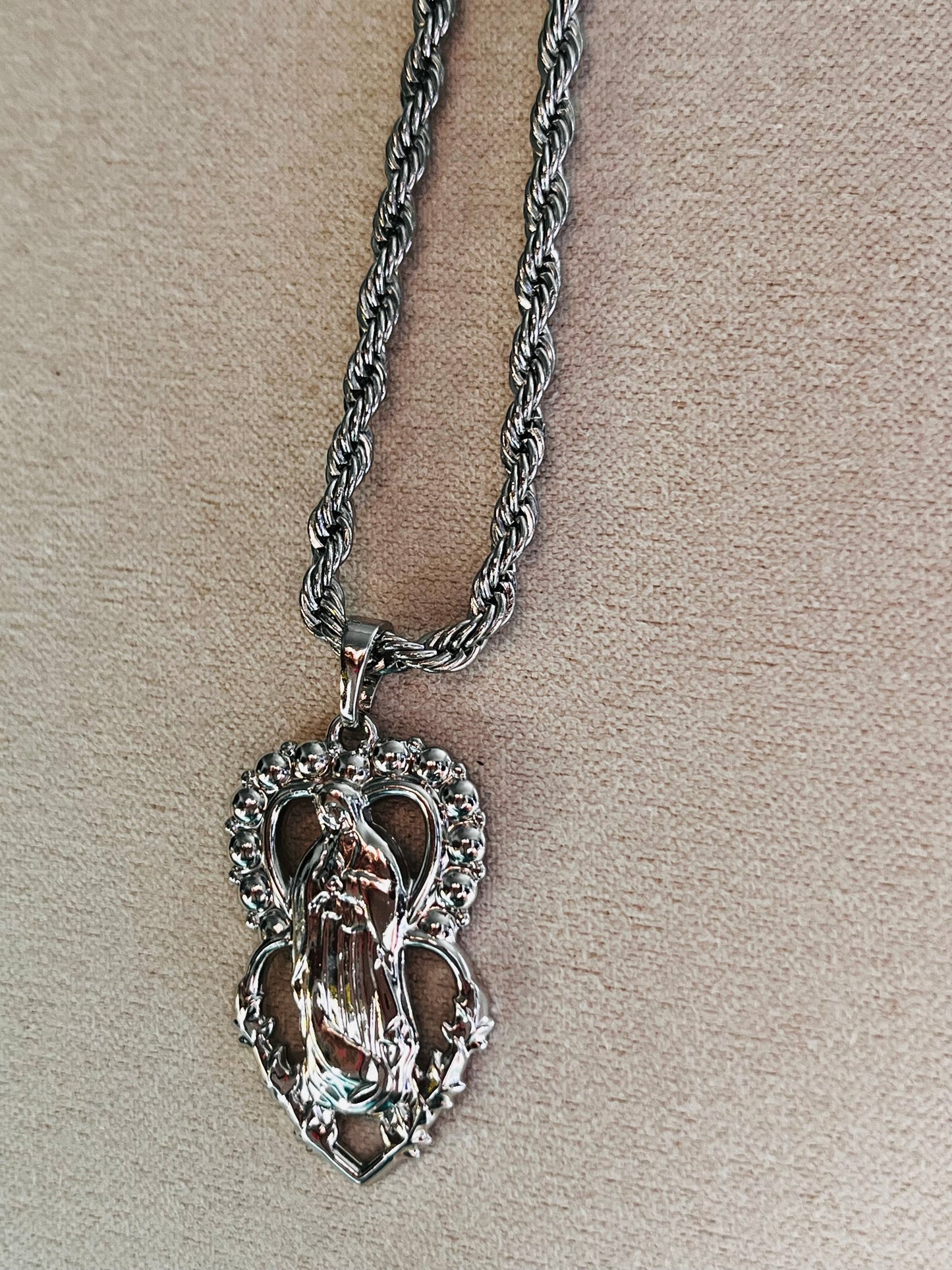 VIRGENCITA necklace